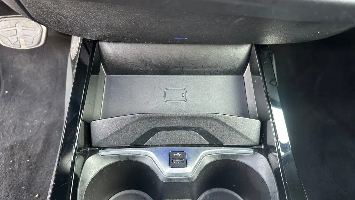 218i Business Edition | M-sport | Apple Carplay / Android Auto | Panoramadak | M-sportstoelen | Alcantara | 18'' L.M. | Draadloos telefoonlader | HiFi Geluid | | Achterbank in delen neerklap