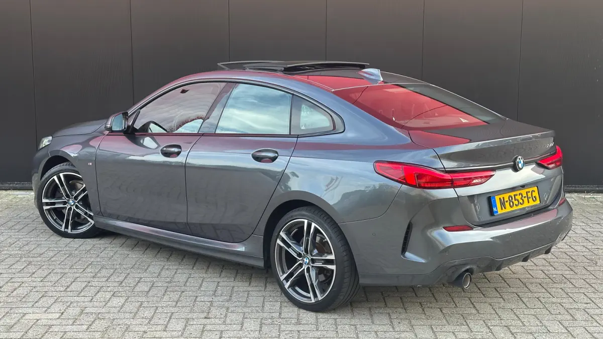 218i Business Edition | M-sport | Apple Carplay / Android Auto | Panoramadak | M-sportstoelen | Alcantara | 18'' L.M. | Draadloos telefoonlader | HiFi Geluid | | Achterbank in delen neerklap