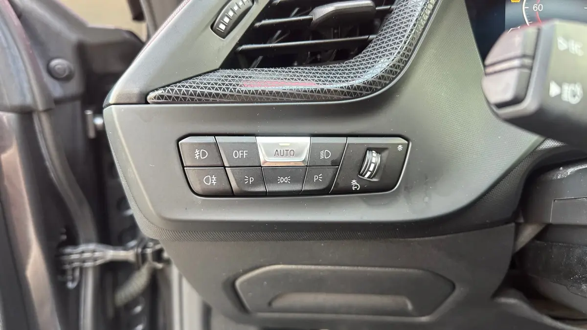 218i Business Edition | M-sport | Apple Carplay / Android Auto | Panoramadak | M-sportstoelen | Alcantara | 18'' L.M. | Draadloos telefoonlader | HiFi Geluid | | Achterbank in delen neerklap