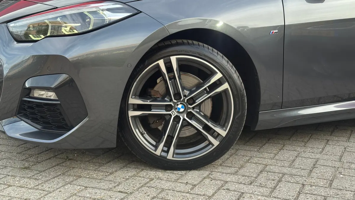 218i Business Edition | M-sport | Apple Carplay / Android Auto | Panoramadak | M-sportstoelen | Alcantara | 18'' L.M. | Draadloos telefoonlader | HiFi Geluid | | Achterbank in delen neerklap