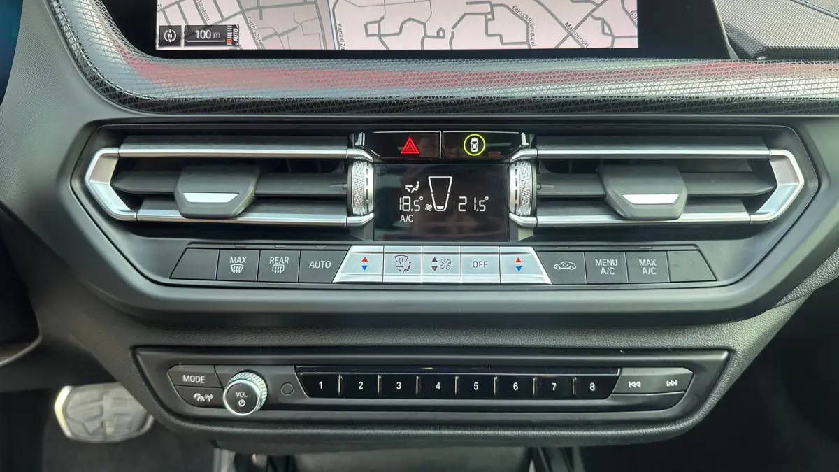 218i Business Edition | M-sport | Apple Carplay / Android Auto | Panoramadak | M-sportstoelen | Alcantara | 18'' L.M. | Draadloos telefoonlader | HiFi Geluid | | Achterbank in delen neerklap