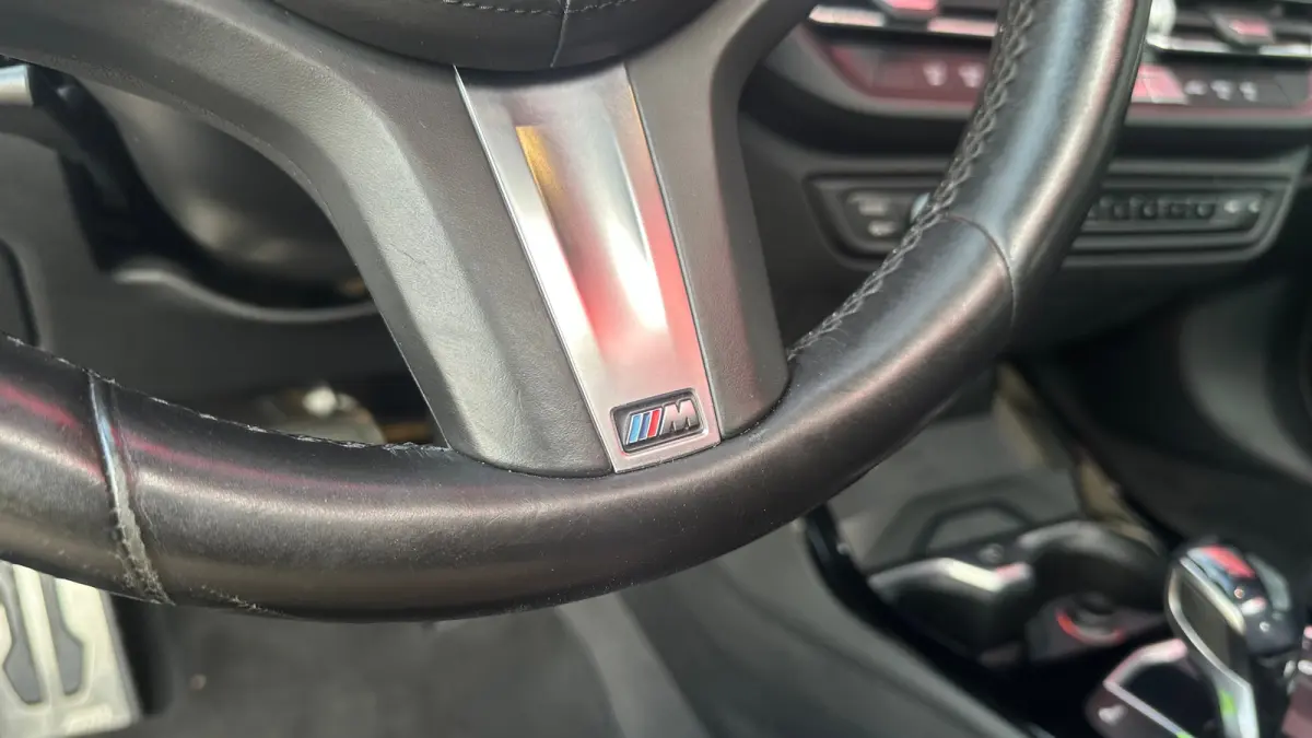 218i Business Edition | M-sport | Apple Carplay / Android Auto | Panoramadak | M-sportstoelen | Alcantara | 18'' L.M. | Draadloos telefoonlader | HiFi Geluid | | Achterbank in delen neerklap