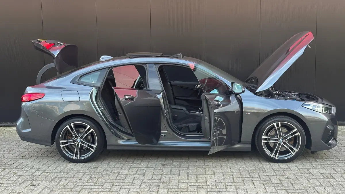 218i Business Edition | M-sport | Apple Carplay / Android Auto | Panoramadak | M-sportstoelen | Alcantara | 18'' L.M. | Draadloos telefoonlader | HiFi Geluid | | Achterbank in delen neerklap