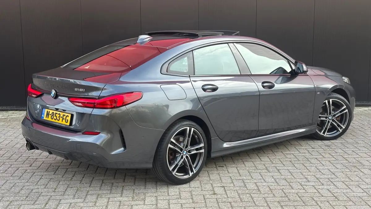 218i Business Edition | M-sport | Apple Carplay / Android Auto | Panoramadak | M-sportstoelen | Alcantara | 18'' L.M. | Draadloos telefoonlader | HiFi Geluid | | Achterbank in delen neerklap