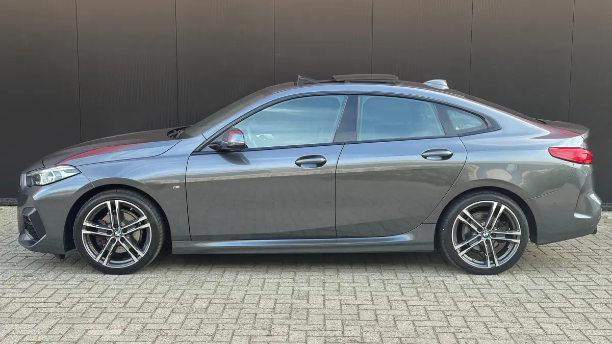 218i Business Edition | M-sport | Apple Carplay / Android Auto | Panoramadak | M-sportstoelen | Alcantara | 18'' L.M. | Draadloos telefoonlader | HiFi Geluid | | Achterbank in delen neerklap