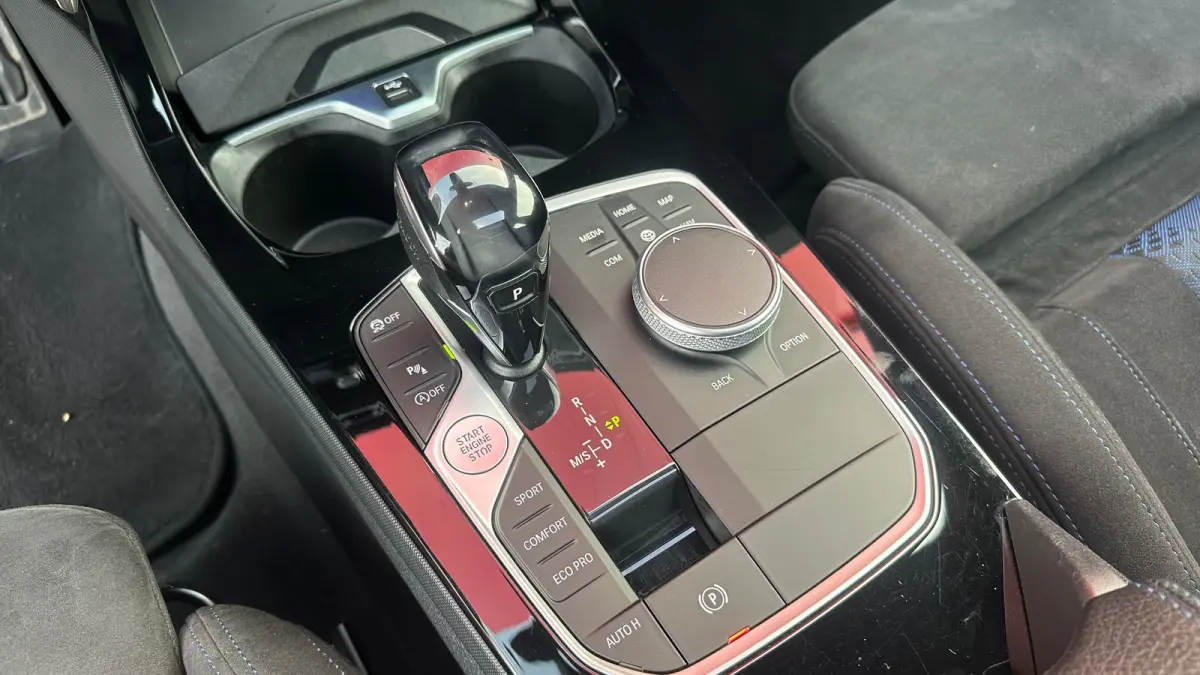 218i Business Edition | M-sport | Apple Carplay / Android Auto | Panoramadak | M-sportstoelen | Alcantara | 18'' L.M. | Draadloos telefoonlader | HiFi Geluid | | Achterbank in delen neerklap