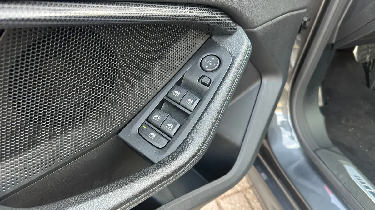 218i Business Edition | M-sport | Apple Carplay / Android Auto | Panoramadak | M-sportstoelen | Alcantara | 18'' L.M. | Draadloos telefoonlader | HiFi Geluid | | Achterbank in delen neerklap