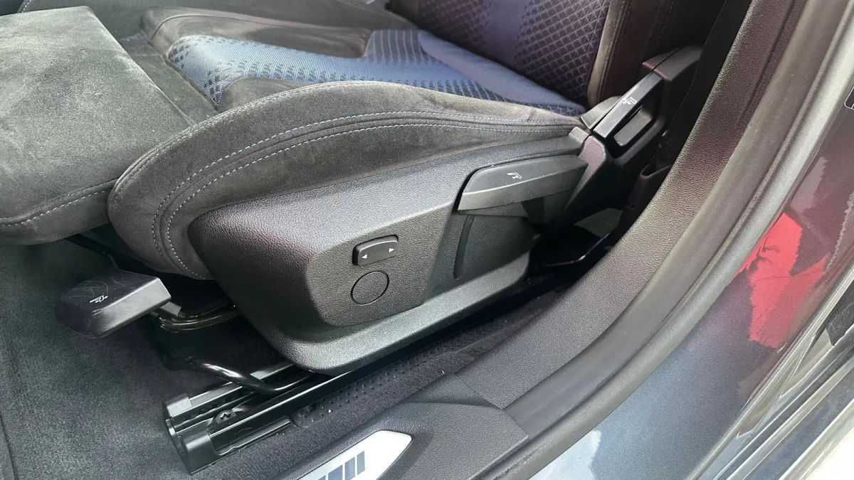218i Business Edition | M-sport | Apple Carplay / Android Auto | Panoramadak | M-sportstoelen | Alcantara | 18'' L.M. | Draadloos telefoonlader | HiFi Geluid | | Achterbank in delen neerklap