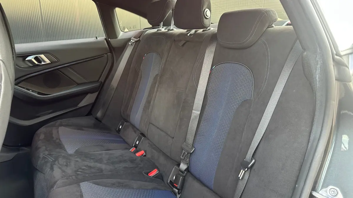 218i Business Edition | M-sport | Apple Carplay / Android Auto | Panoramadak | M-sportstoelen | Alcantara | 18'' L.M. | Draadloos telefoonlader | HiFi Geluid | | Achterbank in delen neerklap