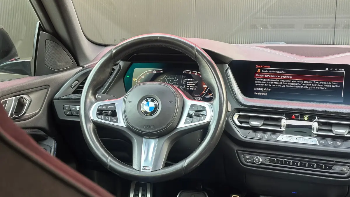 218i Business Edition | M-sport | Apple Carplay / Android Auto | Panoramadak | M-sportstoelen | Alcantara | 18'' L.M. | Draadloos telefoonlader | HiFi Geluid | | Achterbank in delen neerklap
