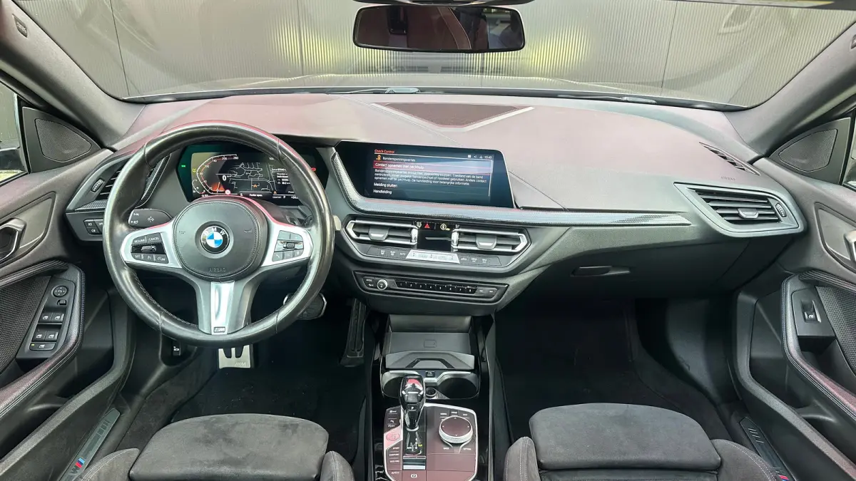 218i Business Edition | M-sport | Apple Carplay / Android Auto | Panoramadak | M-sportstoelen | Alcantara | 18'' L.M. | Draadloos telefoonlader | HiFi Geluid | | Achterbank in delen neerklap