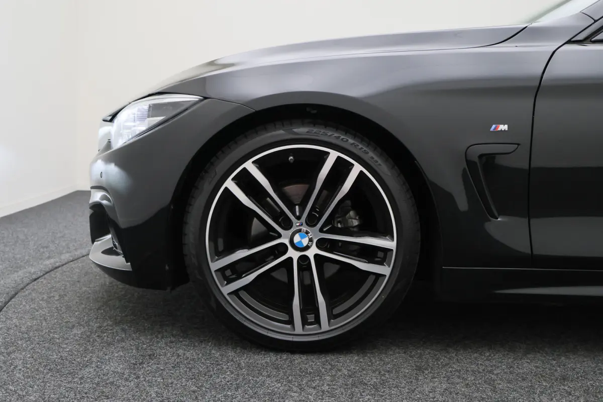 420i High Executive Leer, Panoramadak, Cruise, Verwarmd Stuurwiel, Bluetooth, Navigatie, LED, PDC, 19''