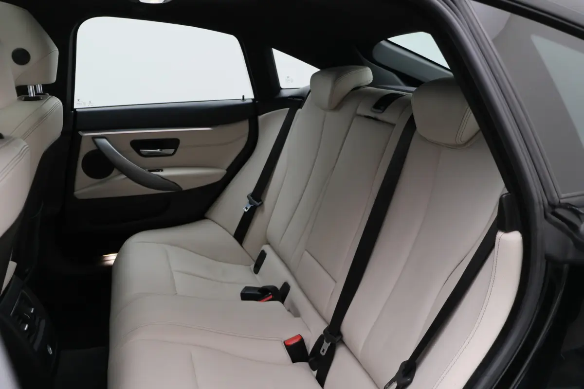 420i High Executive Leer, Panoramadak, Cruise, Verwarmd Stuurwiel, Bluetooth, Navigatie, LED, PDC, 19''