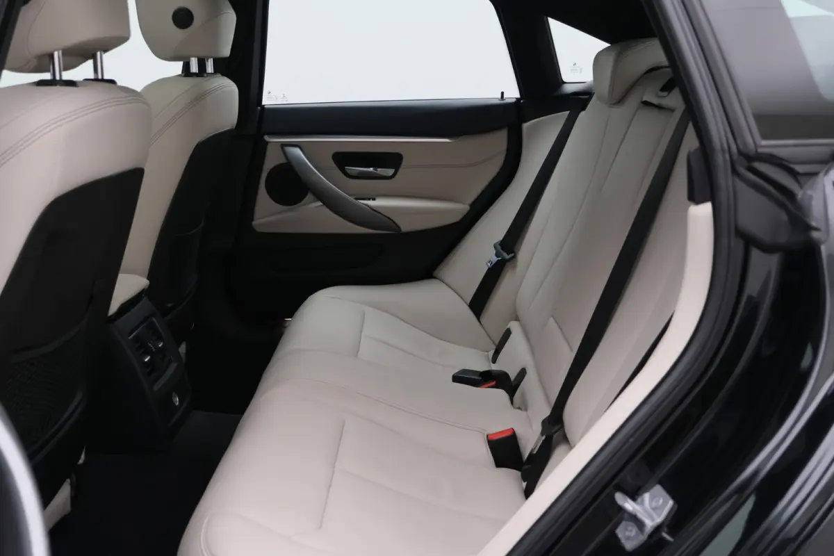 420i High Executive Leer, Panoramadak, Cruise, Verwarmd Stuurwiel, Bluetooth, Navigatie, LED, PDC, 19''