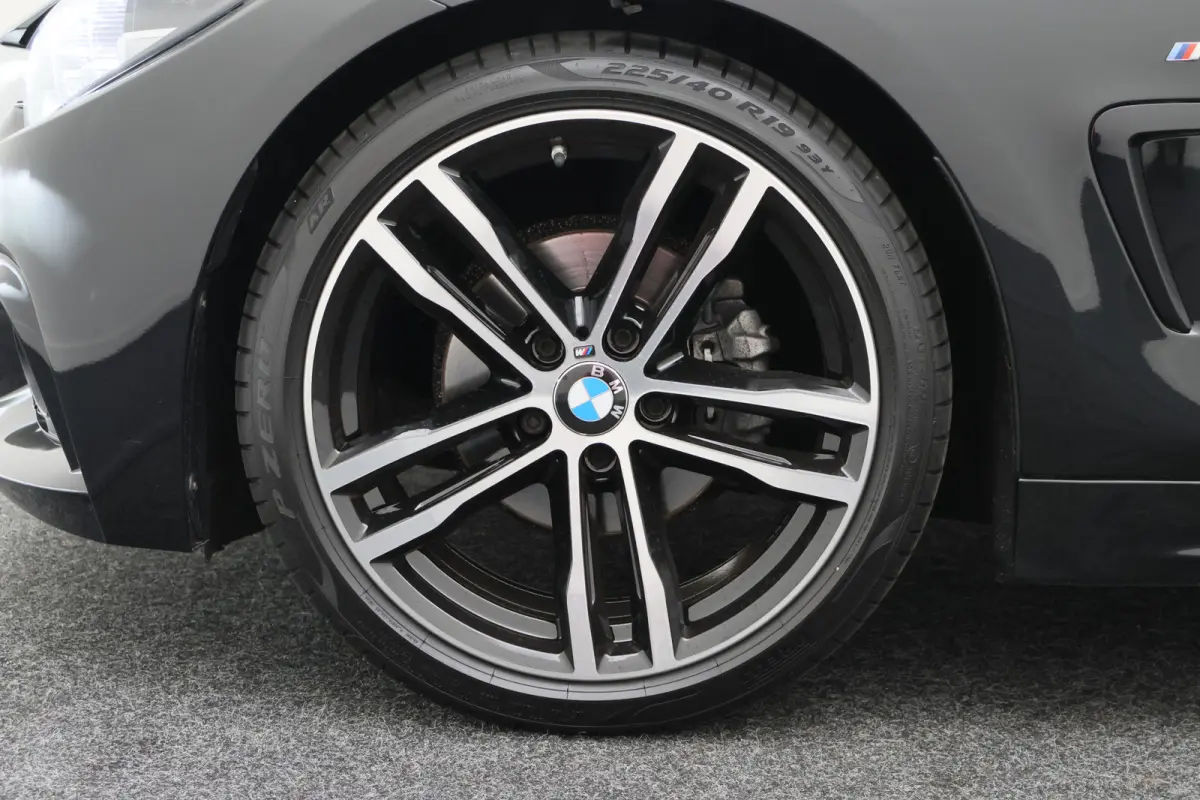 420i High Executive Leer, Panoramadak, Cruise, Verwarmd Stuurwiel, Bluetooth, Navigatie, LED, PDC, 19''