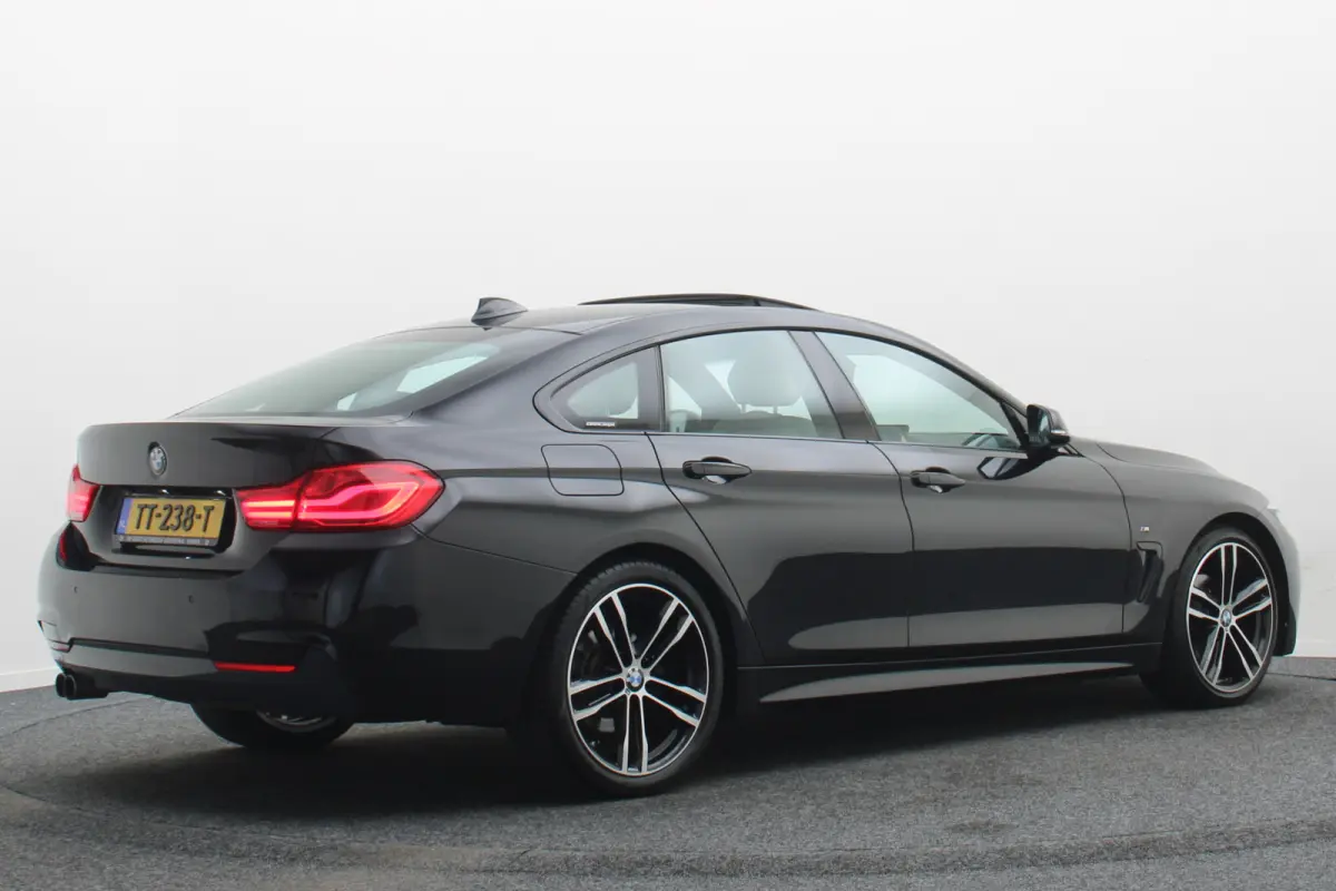 420i High Executive Leer, Panoramadak, Cruise, Verwarmd Stuurwiel, Bluetooth, Navigatie, LED, PDC, 19''