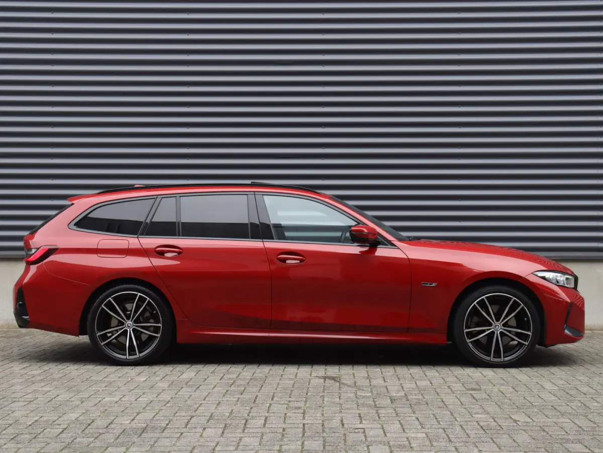 Touring 330e | M Sportpakket | Panodak | Head-Up | Trekhaak | Elektr. Stoelen | Adaptive Cruise Control | Hi-Fi | Driving Assistant | 19'' LMV