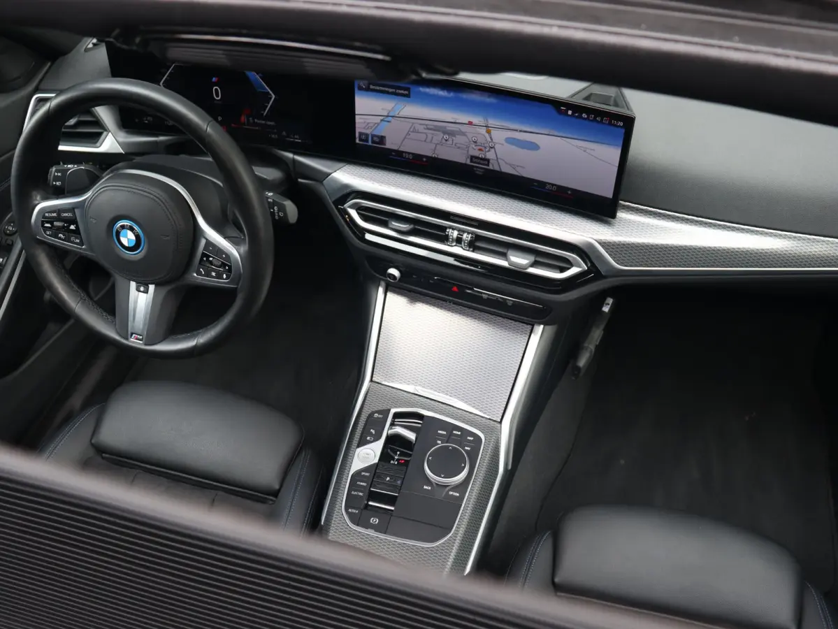 Touring 330e | M Sportpakket | Panodak | Head-Up | Trekhaak | Elektr. Stoelen | Adaptive Cruise Control | Hi-Fi | Driving Assistant | 19'' LMV