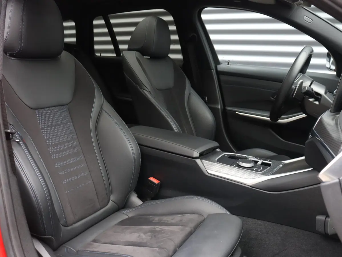 Touring 330e | M Sportpakket | Panodak | Head-Up | Trekhaak | Elektr. Stoelen | Adaptive Cruise Control | Hi-Fi | Driving Assistant | 19'' LMV