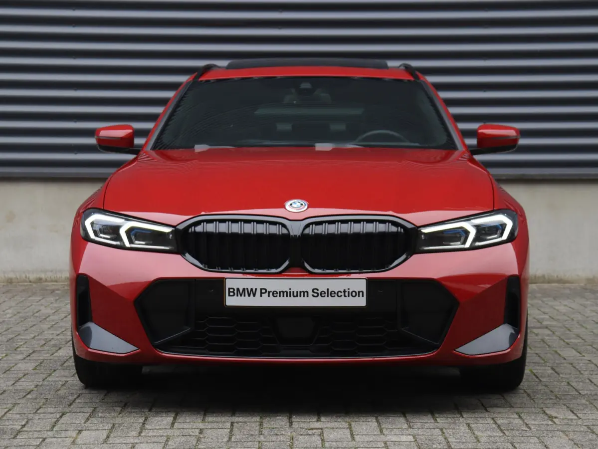 Touring 330e | M Sportpakket | Panodak | Head-Up | Trekhaak | Elektr. Stoelen | Adaptive Cruise Control | Hi-Fi | Driving Assistant | 19'' LMV