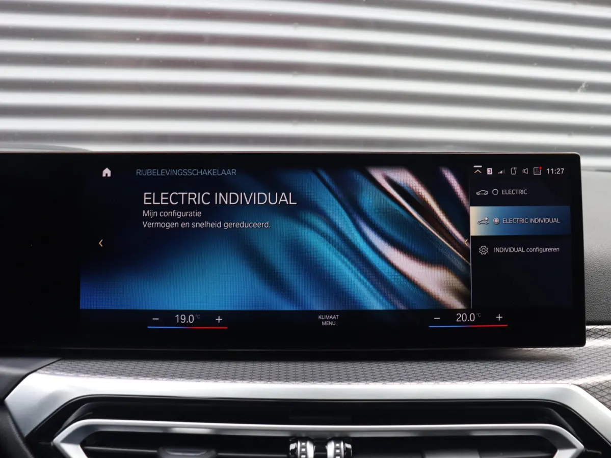Touring 330e | M Sportpakket | Panodak | Head-Up | Trekhaak | Elektr. Stoelen | Adaptive Cruise Control | Hi-Fi | Driving Assistant | 19'' LMV