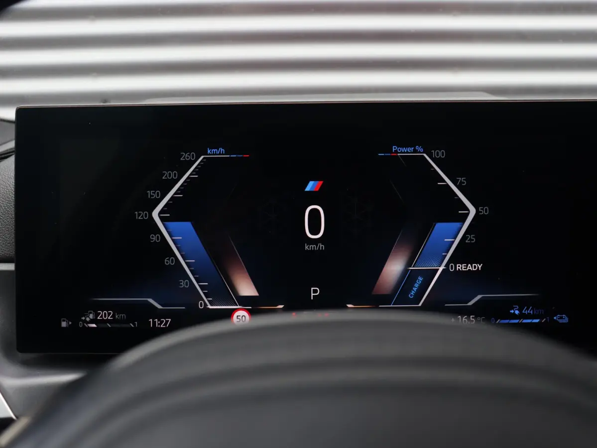 Touring 330e | M Sportpakket | Panodak | Head-Up | Trekhaak | Elektr. Stoelen | Adaptive Cruise Control | Hi-Fi | Driving Assistant | 19'' LMV