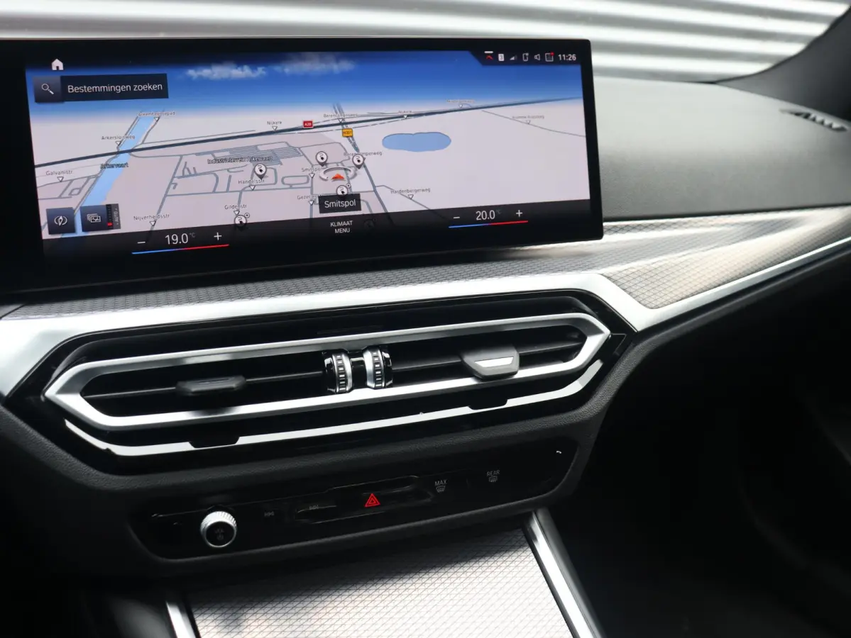 Touring 330e | M Sportpakket | Panodak | Head-Up | Trekhaak | Elektr. Stoelen | Adaptive Cruise Control | Hi-Fi | Driving Assistant | 19'' LMV