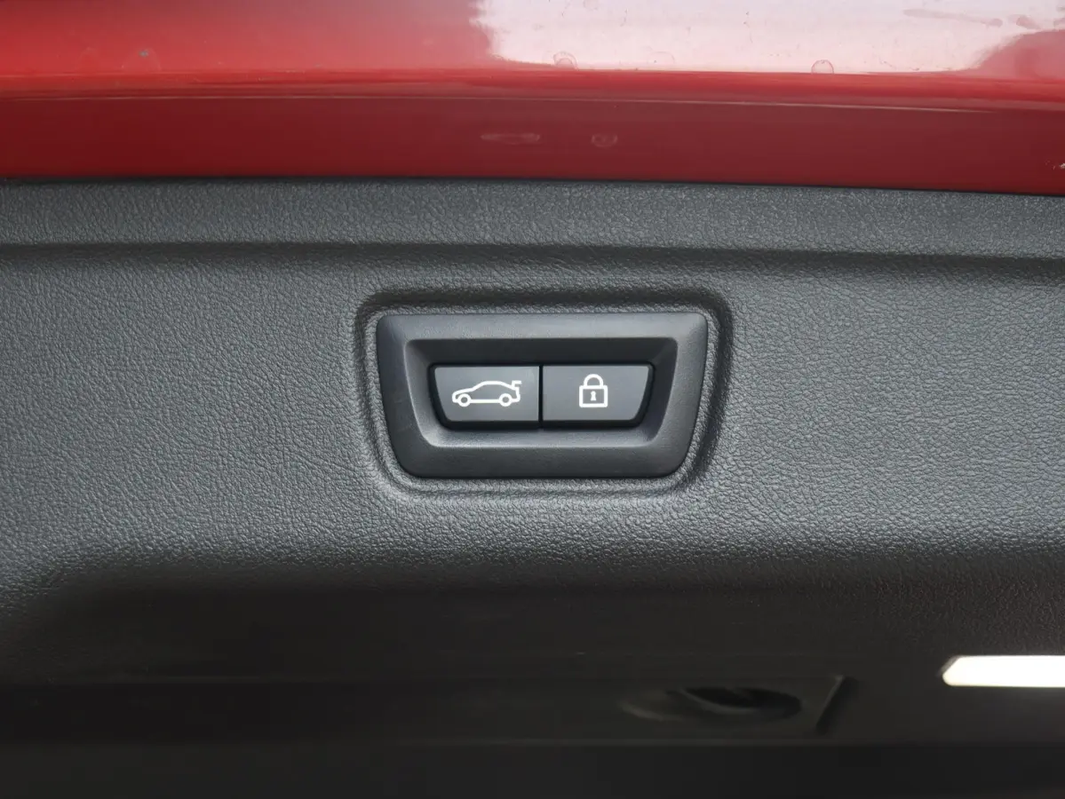 Touring 330e | M Sportpakket | Panodak | Head-Up | Trekhaak | Elektr. Stoelen | Adaptive Cruise Control | Hi-Fi | Driving Assistant | 19'' LMV