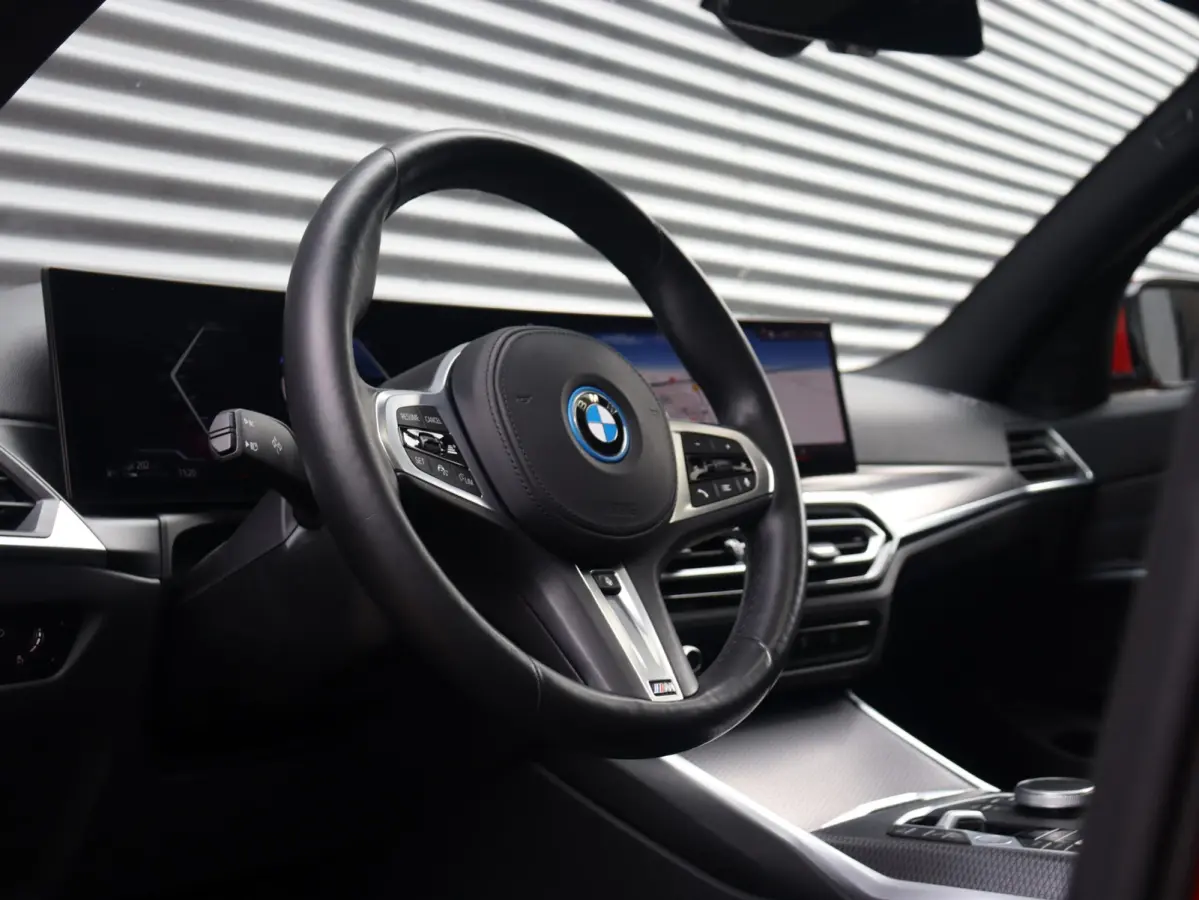 Touring 330e | M Sportpakket | Panodak | Head-Up | Trekhaak | Elektr. Stoelen | Adaptive Cruise Control | Hi-Fi | Driving Assistant | 19'' LMV