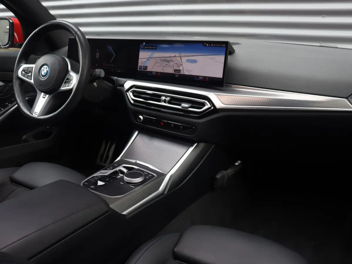 Touring 330e | M Sportpakket | Panodak | Head-Up | Trekhaak | Elektr. Stoelen | Adaptive Cruise Control | Hi-Fi | Driving Assistant | 19'' LMV