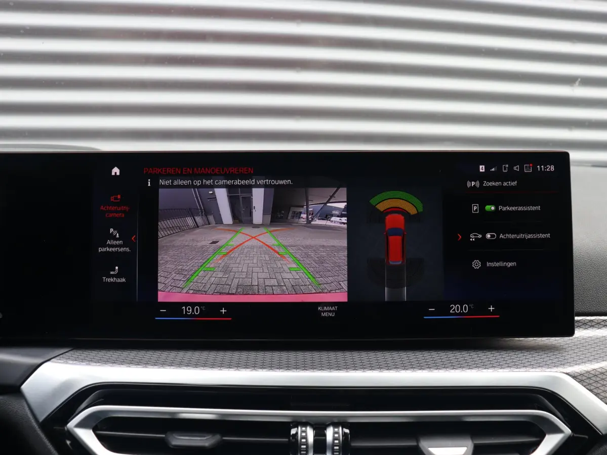 Touring 330e | M Sportpakket | Panodak | Head-Up | Trekhaak | Elektr. Stoelen | Adaptive Cruise Control | Hi-Fi | Driving Assistant | 19'' LMV
