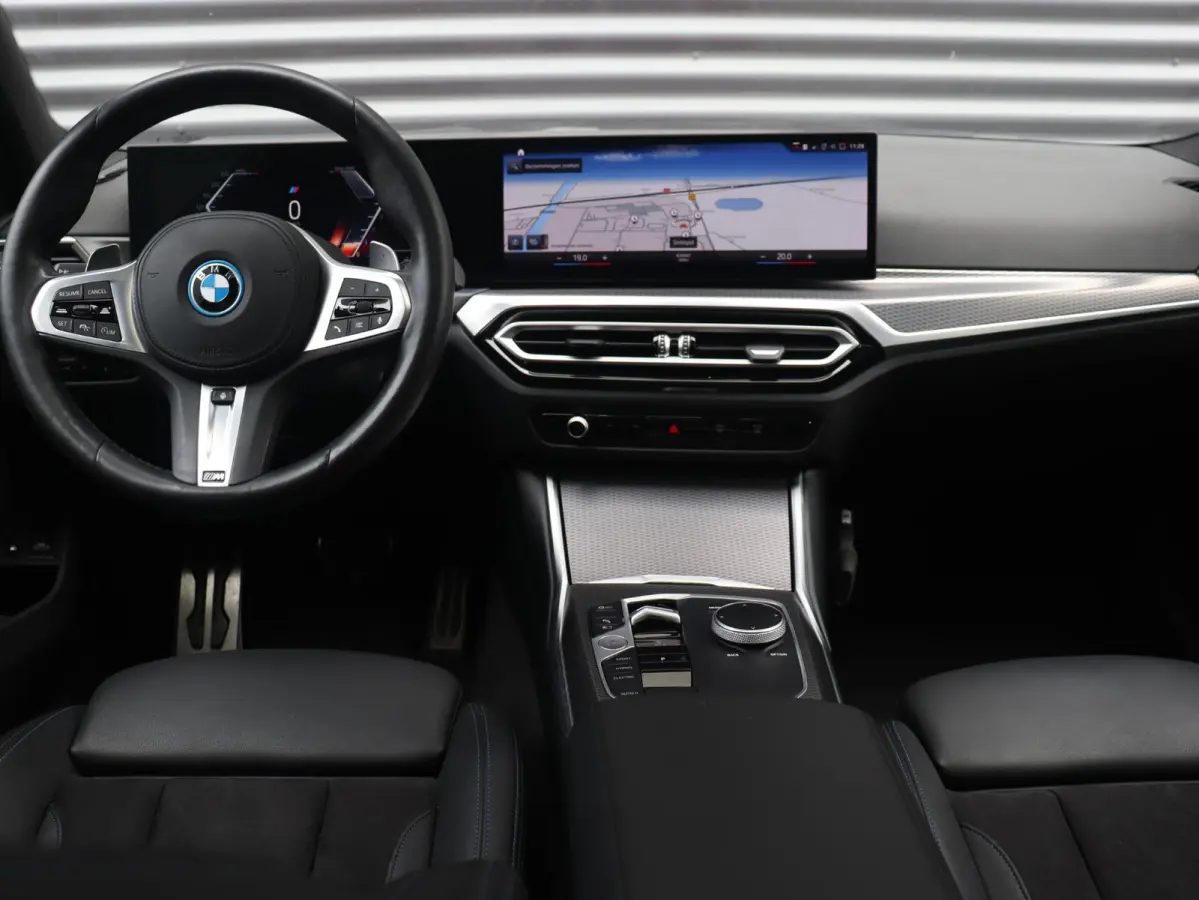 Touring 330e | M Sportpakket | Panodak | Head-Up | Trekhaak | Elektr. Stoelen | Adaptive Cruise Control | Hi-Fi | Driving Assistant | 19'' LMV