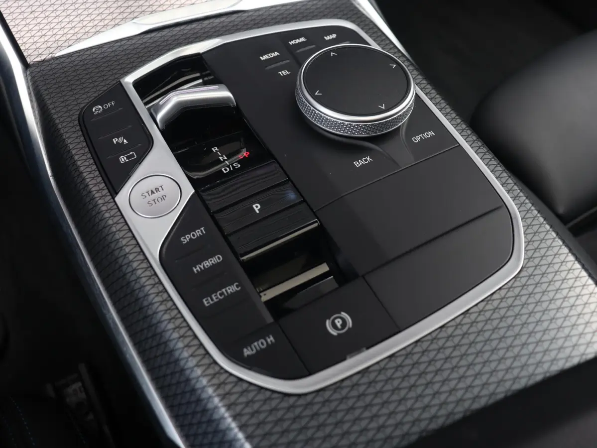 Touring 330e | M Sportpakket | Panodak | Head-Up | Trekhaak | Elektr. Stoelen | Adaptive Cruise Control | Hi-Fi | Driving Assistant | 19'' LMV