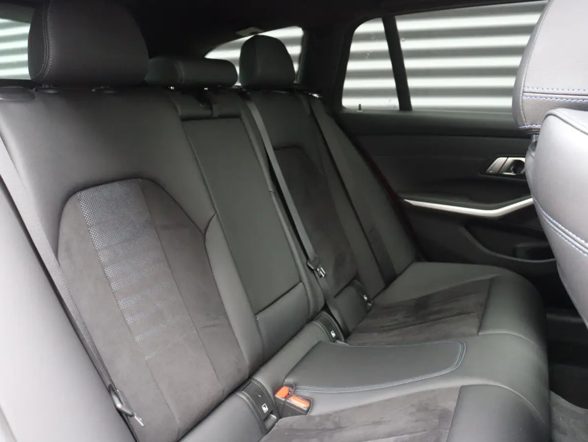 Touring 330e | M Sportpakket | Panodak | Head-Up | Trekhaak | Elektr. Stoelen | Adaptive Cruise Control | Hi-Fi | Driving Assistant | 19'' LMV