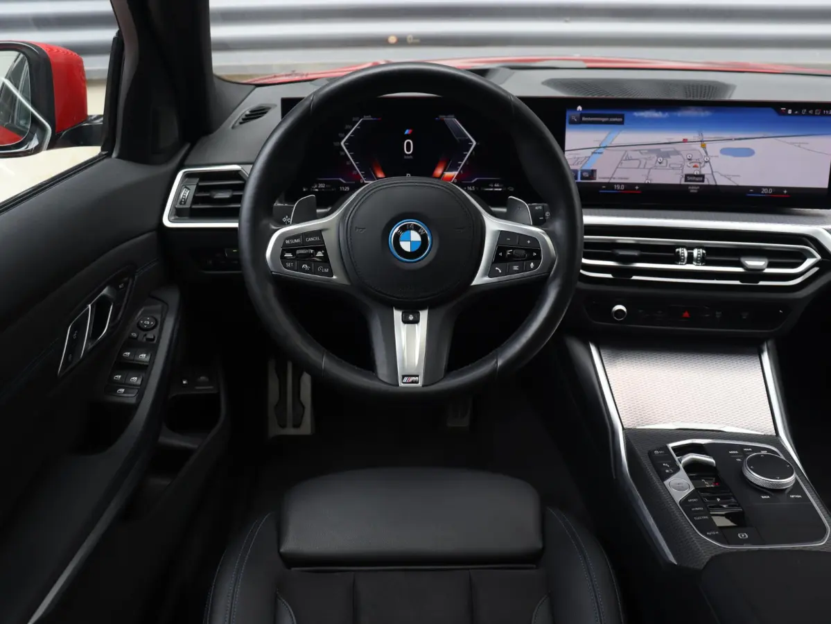 Touring 330e | M Sportpakket | Panodak | Head-Up | Trekhaak | Elektr. Stoelen | Adaptive Cruise Control | Hi-Fi | Driving Assistant | 19'' LMV