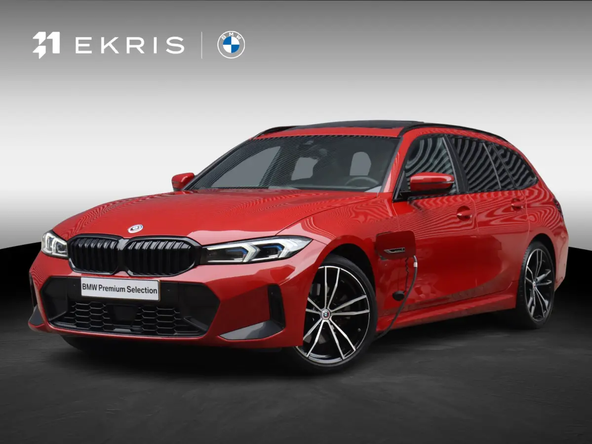 Touring 330e | M Sportpakket | Panodak | Head-Up | Trekhaak | Elektr. Stoelen | Adaptive Cruise Control | Hi-Fi | Driving Assistant | 19'' LMV
