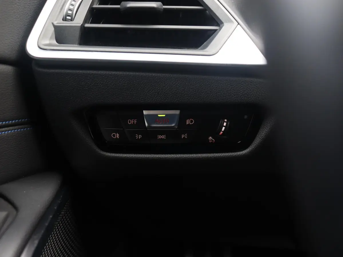 Touring 330e | M Sportpakket | Panodak | Head-Up | Trekhaak | Elektr. Stoelen | Adaptive Cruise Control | Hi-Fi | Driving Assistant | 19'' LMV