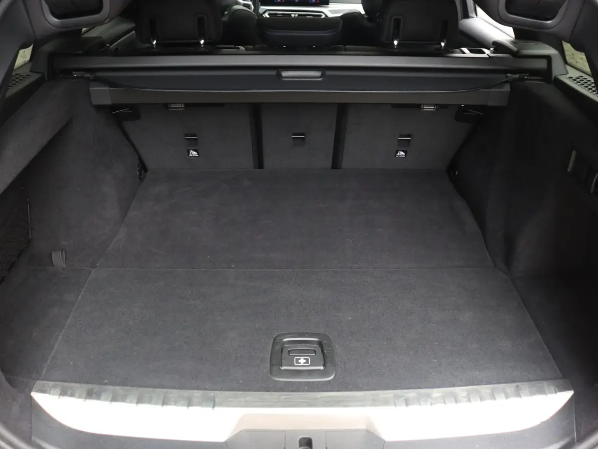 Touring 330e | M Sportpakket | Panodak | Head-Up | Trekhaak | Elektr. Stoelen | Adaptive Cruise Control | Hi-Fi | Driving Assistant | 19'' LMV