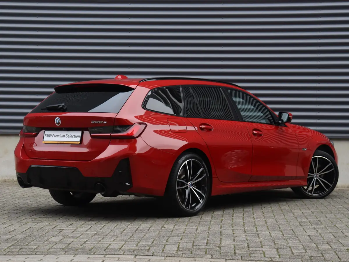 Touring 330e | M Sportpakket | Panodak | Head-Up | Trekhaak | Elektr. Stoelen | Adaptive Cruise Control | Hi-Fi | Driving Assistant | 19'' LMV
