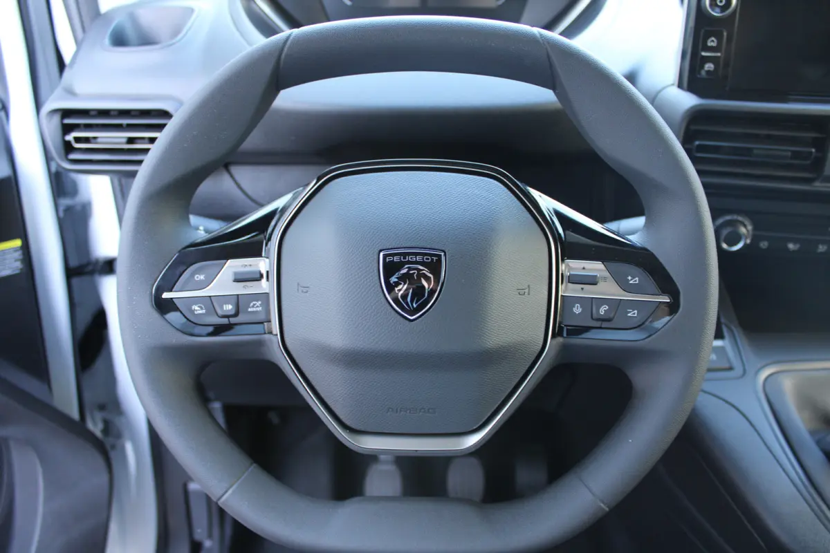 L2 1.5 100 PK 8 JAAR GARANTIE | 10"SCHERM + DRAADLOOS CARPLAY | BETIMMERING LAADRUIMTE