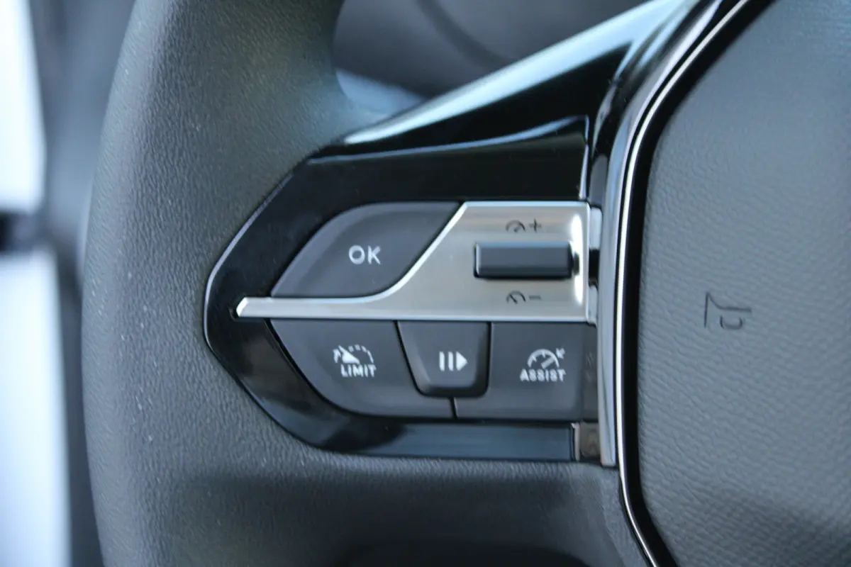 L2 1.5 100 PK 8 JAAR GARANTIE | 10"SCHERM + DRAADLOOS CARPLAY | BETIMMERING LAADRUIMTE