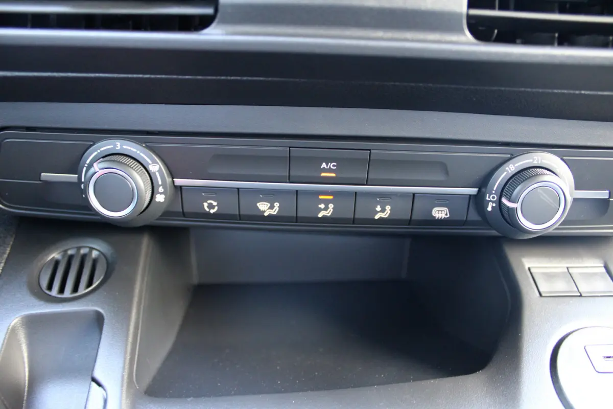 L2 1.5 100 PK 8 JAAR GARANTIE | 10"SCHERM + DRAADLOOS CARPLAY | BETIMMERING LAADRUIMTE
