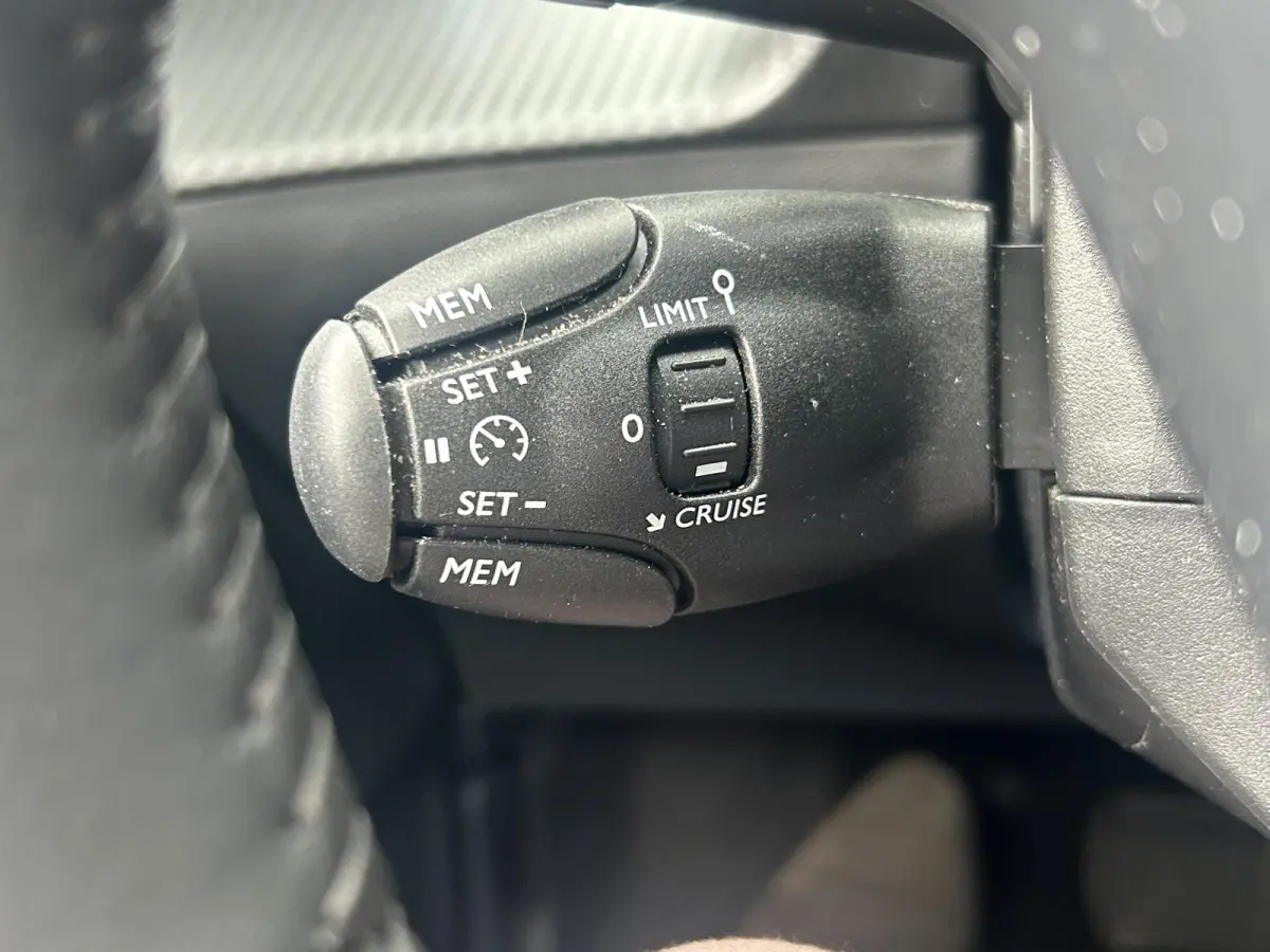 1.2 Hybrid 110 e-DCS6 Allure | 360 Camera | Cruise Control | Apple Carplay/Android Auto