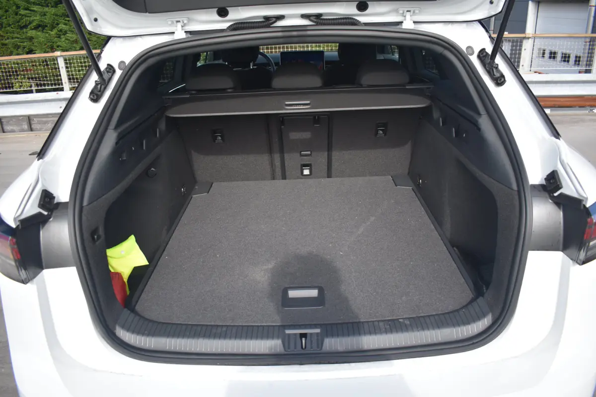 Limited Edition | 77KWH | 286 PK | TREKHAAK | CAMERA | STOEL + STUUR VERW. | APP.CONNECT | 2-ZONE CLIMA | ADAPT.CRUISE | FULL.LED | DAB + |