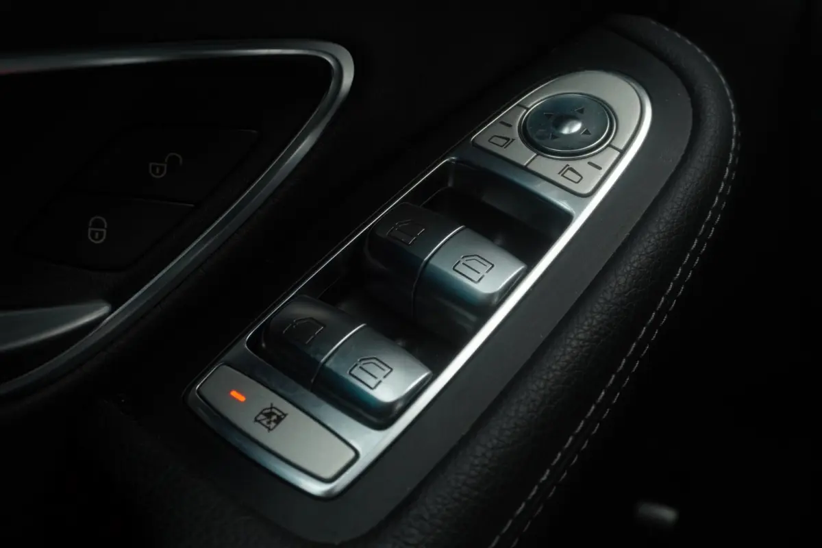 350 e Lease Edition / 19"LMV / Navi /leder/Led/Camera/ Zwarte lijsten / Sfeerverlichting / LED / = SUPER !!