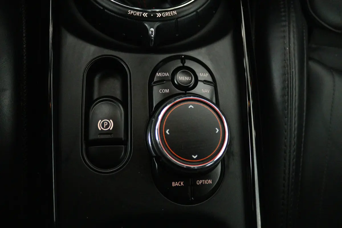 2.0 Cooper S Chili Serious Business (PANORAMADAK, HARMAN/KARDON, STOELVERWARMING, NAVIGATIE, CARPLAY, HEAD-UP DISPLAY)