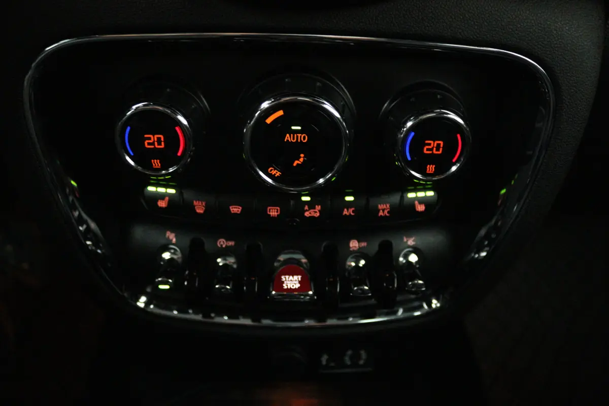 2.0 Cooper S Chili Serious Business (PANORAMADAK, HARMAN/KARDON, STOELVERWARMING, NAVIGATIE, CARPLAY, HEAD-UP DISPLAY)