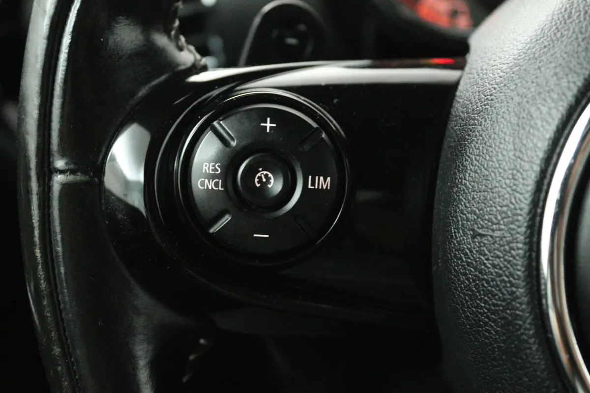 2.0 Cooper S Chili Serious Business (PANORAMADAK, HARMAN/KARDON, STOELVERWARMING, NAVIGATIE, CARPLAY, HEAD-UP DISPLAY)