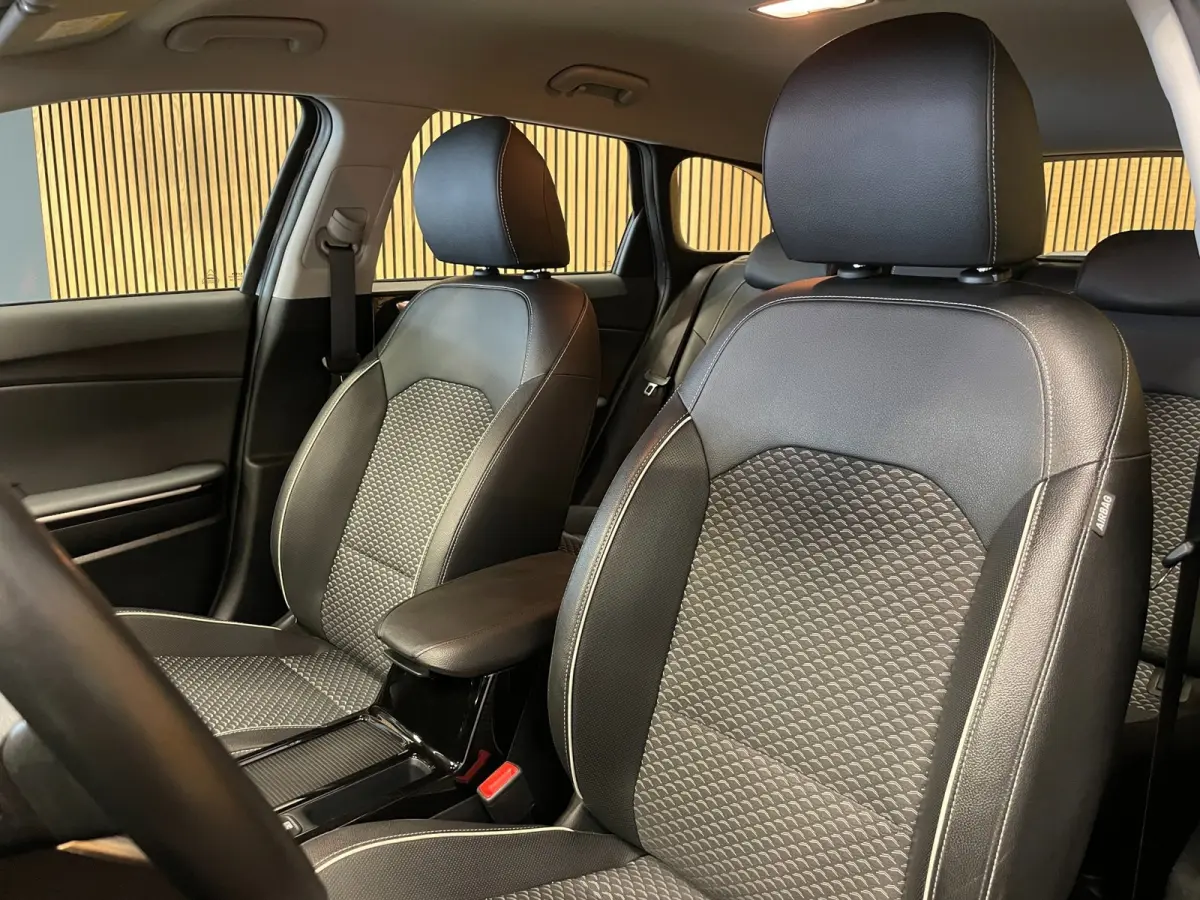1.0 T-GDi DynamicPlusLine|120PK|1/2 LEDER|ANDROID/CARPLAY|CAMERA|CRUISE+CLIMATE|PARKEERSENSOREN|IN.BTW|1e EIG
