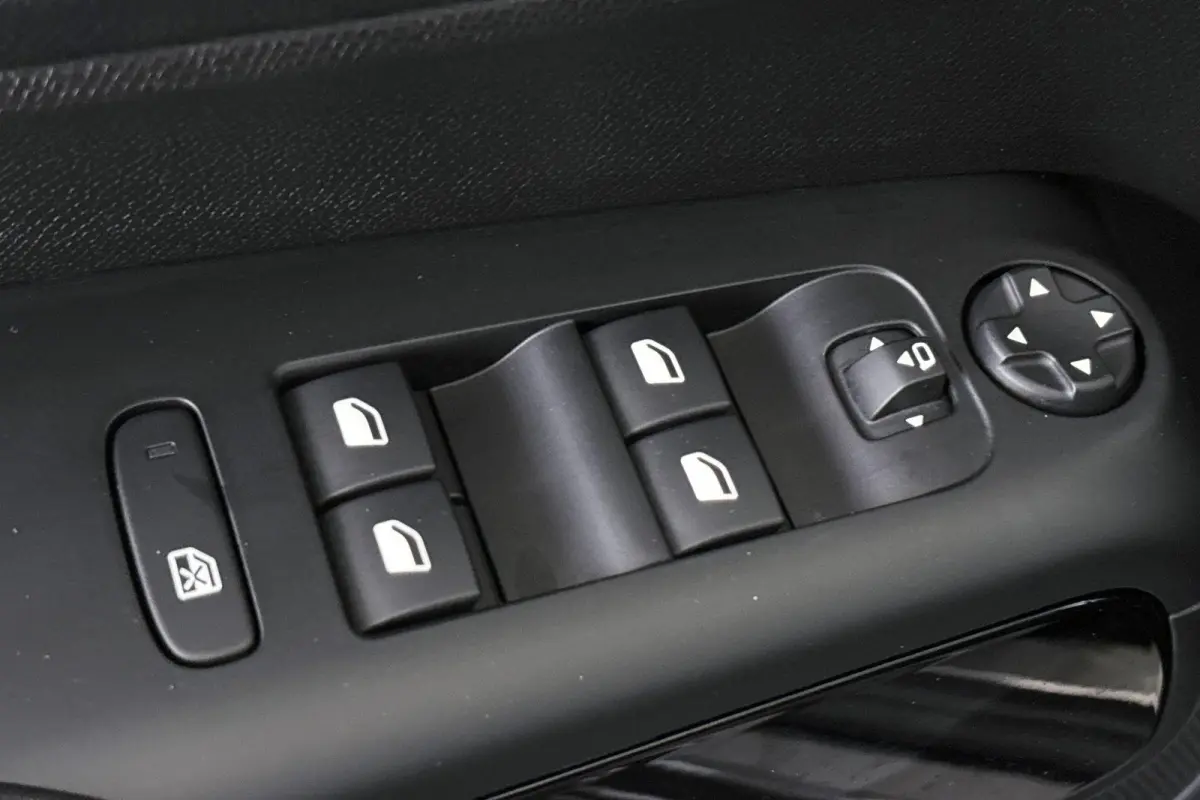 1.6 Plug-in Hybrid 225 Shine Pack Panoramadak 360 Camera Keyless